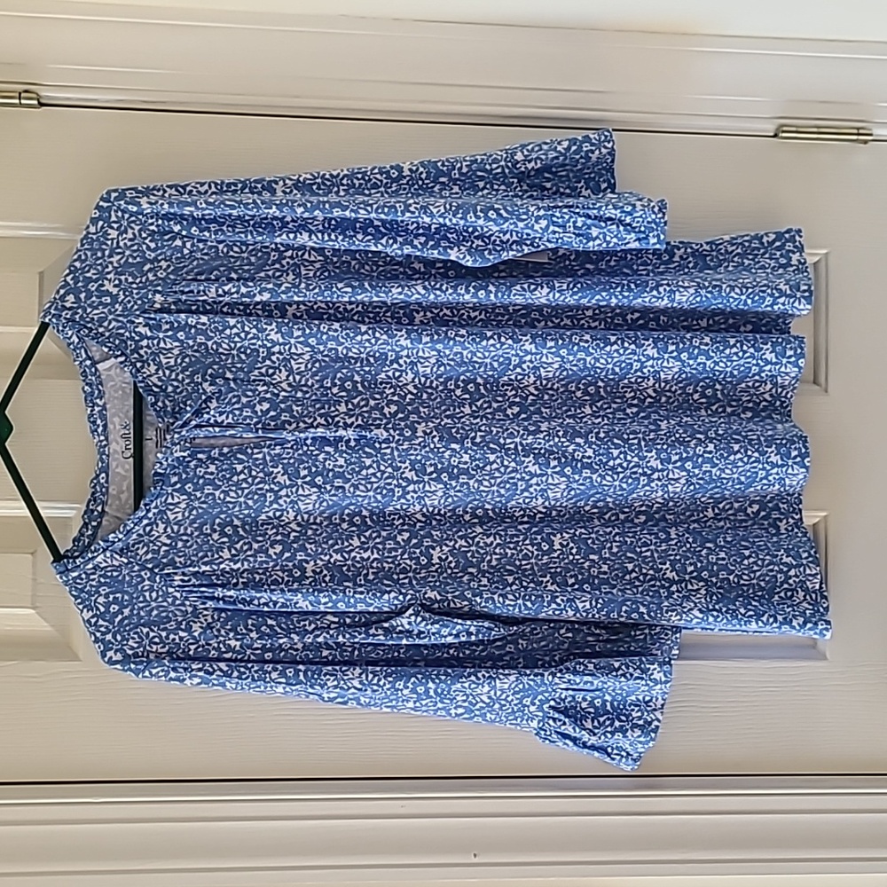 CROFT AND BARROW WOMENS BLUE AND WHITE FLORAL TOP WITH FLARE SLEEVE SIZE LARGE